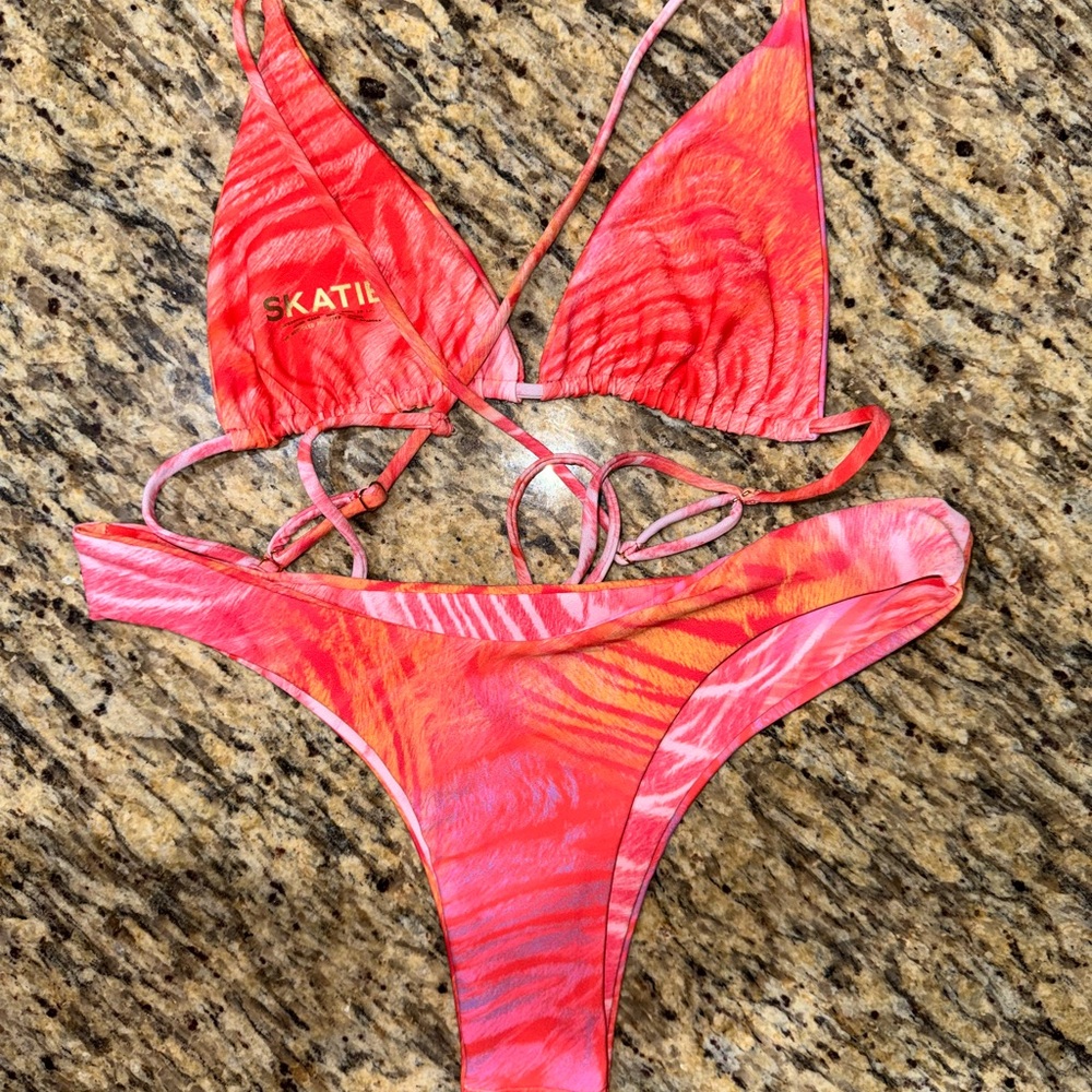 Skatie MEDIUM NWOT